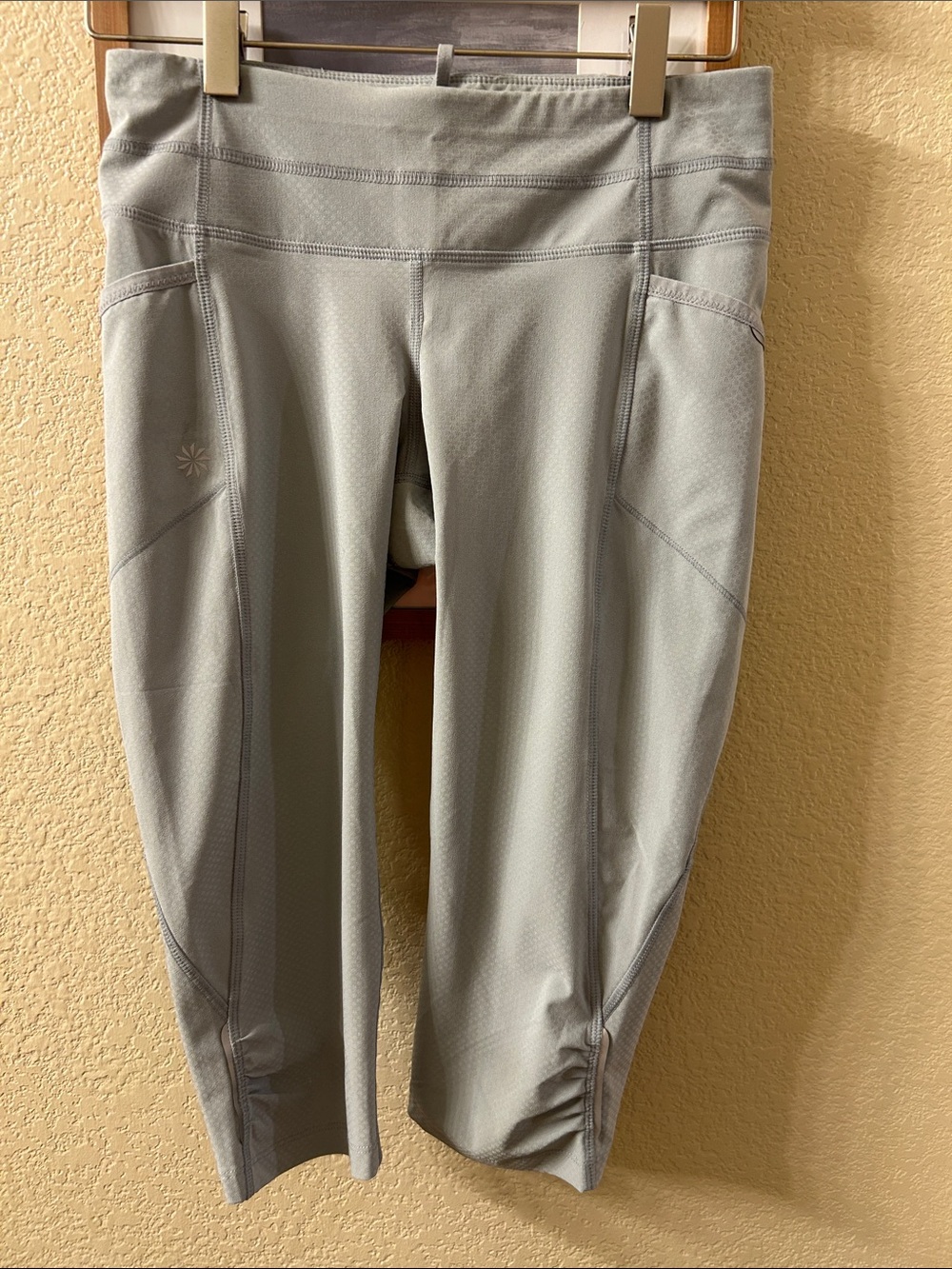 Athleta cropped activewear capri pants in a light grey size XS